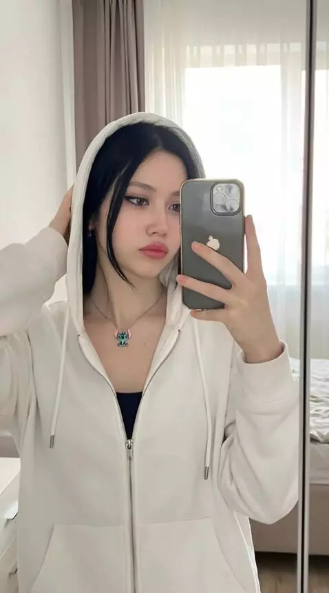 AI Video from prompt: I'm showing you how I look