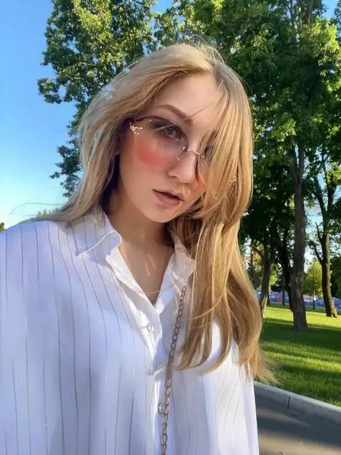 AI Video from prompt: the girl walks in the park, but then she is hypn