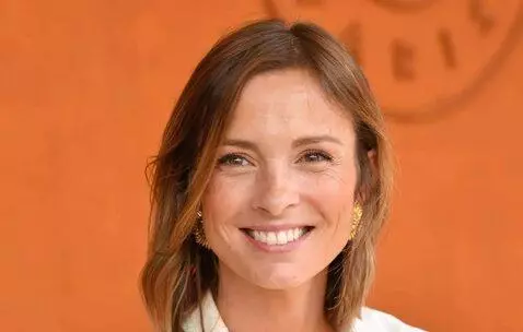 AI Video from prompt: girl leaking her toes