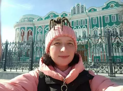 AI Video from prompt: A tarantula spider appears from under the hat an