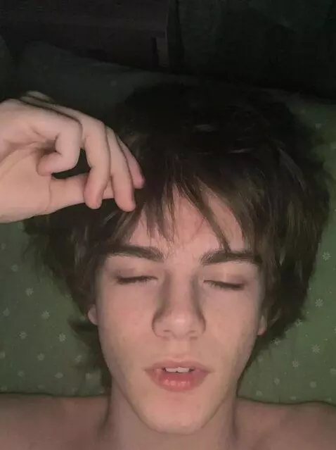 AI Video from prompt: He says "Divey" and shows his fingers - ✌️