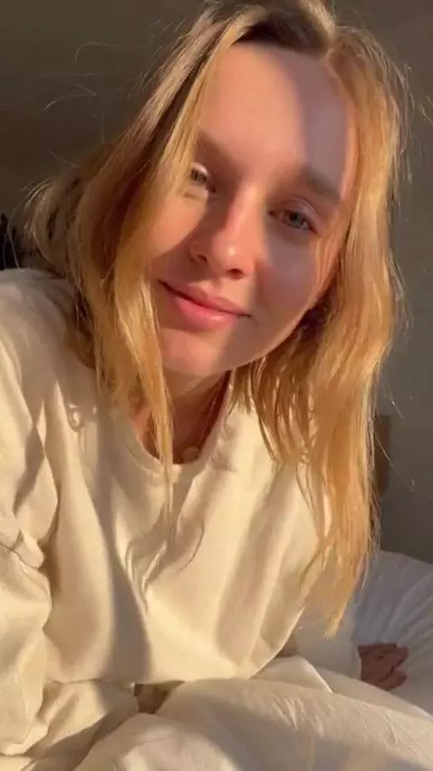 AI Video from prompt: emilie ekstrom bed room good morning