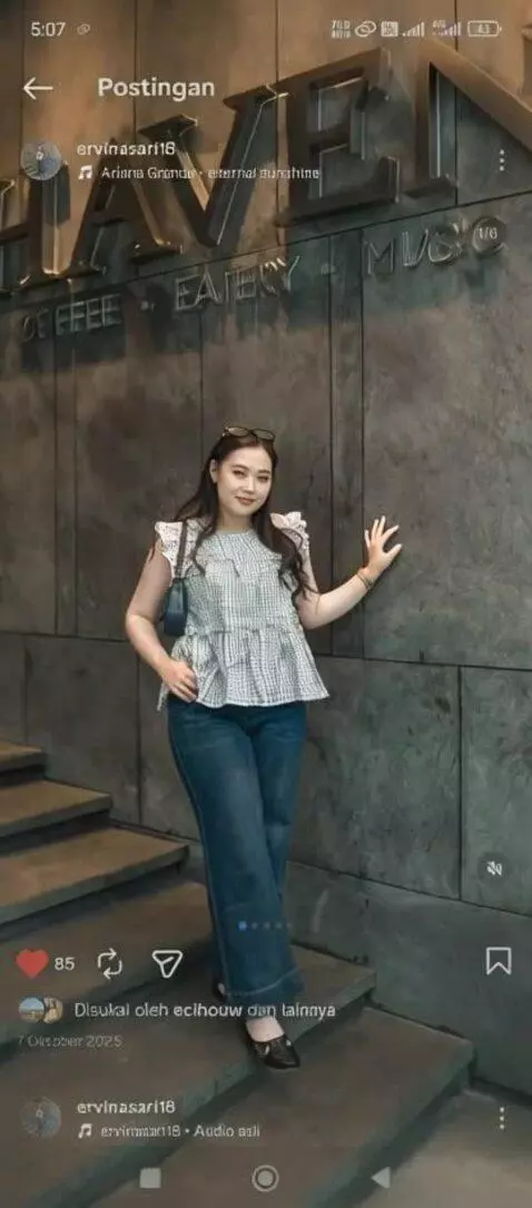 AI Video from prompt: change this picture to be sexier