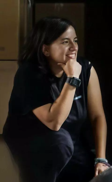 AI Video from prompt: The woman rolls her left shirt sleeve down