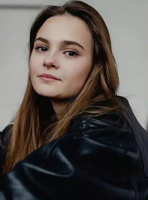 AI Video from prompt: the girl in waiting