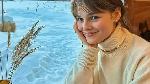 AI Video from prompt: the girl in waiting