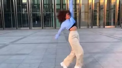 AI Video from prompt: the girl dance