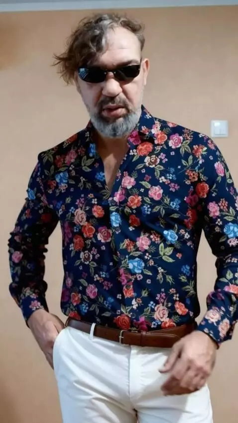 AI Video from prompt: Realistic video. High quality. A man with an exa