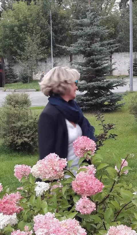 AI Video from prompt: Create a short celebratory video scene: a woman 