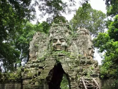 AI Video from prompt: The camera slowly pulls back from the main chara