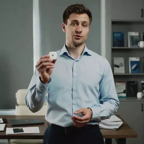 AI Video from prompt: generate a video where a man explains that "airt