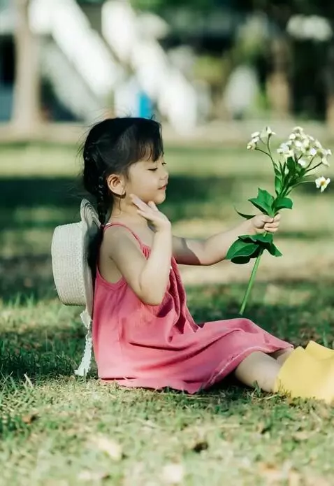 AI Video from prompt: the little girl waves her flowers around