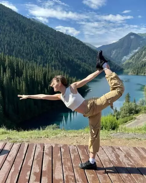 AI Video from prompt: do a stretch