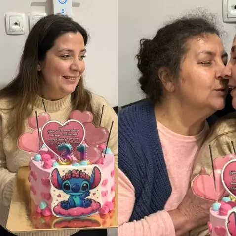 AI Video from prompt: Hot lesbian kissing