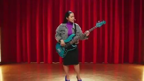 AI Video from prompt: Filipina GIRL 30 years old in full growth. On th