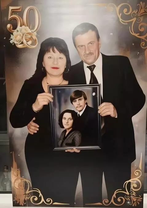 AI Video from prompt: Young people kiss only in a vintage framed photo