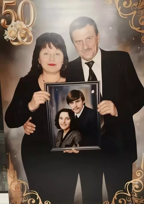 AI Video from prompt: Young people in a vintage photograph come to lif