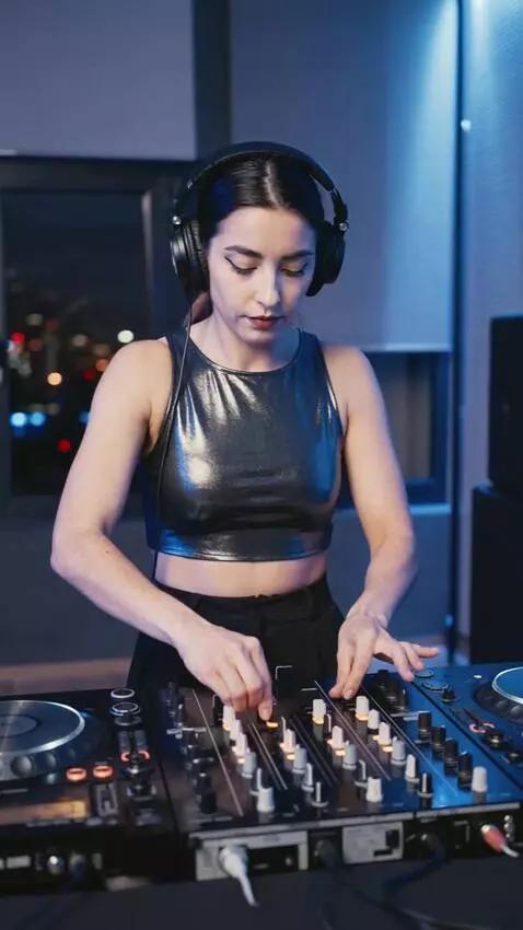 AI Video from prompt: girl play dj set, camera slowly moved arownd