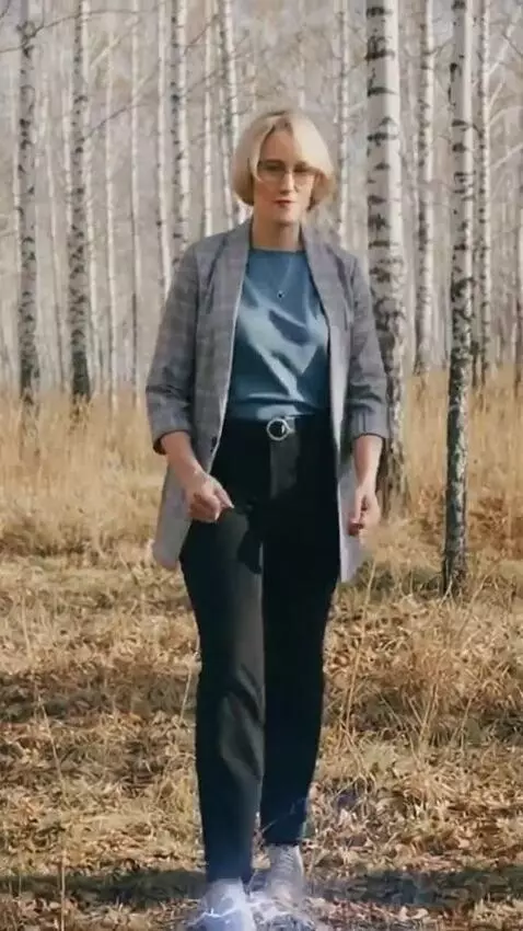 AI Video from prompt: The woman in the photo awakens the powers of a s