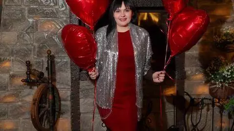 AI Video from prompt: Girl on photo change her dress to showel