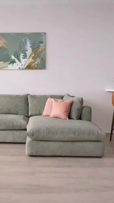 AI Video from prompt: Create a video in which the camera moves in a ci