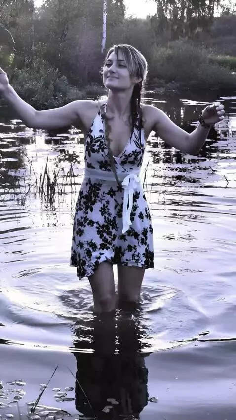 AI Video from prompt: The girl hunts by jumping and catching them with