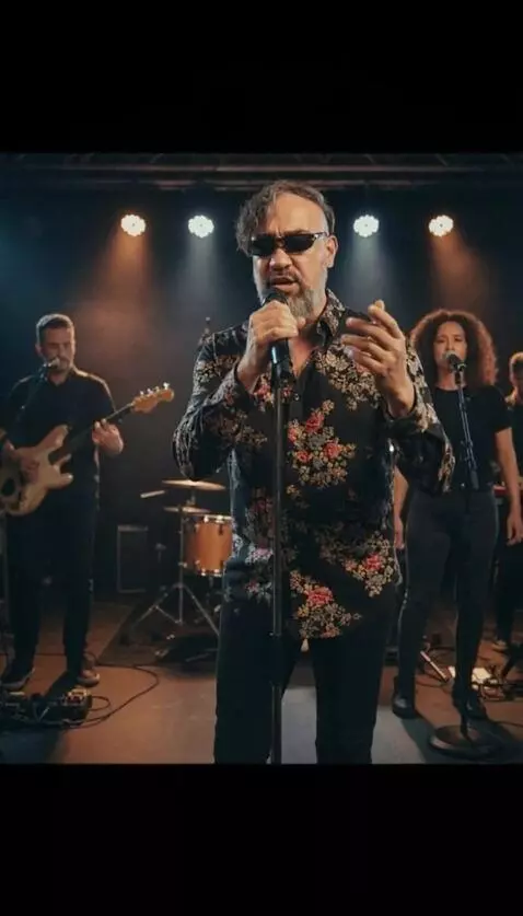 AI Video from prompt: A realistic video. A man in dark glasses, an exa