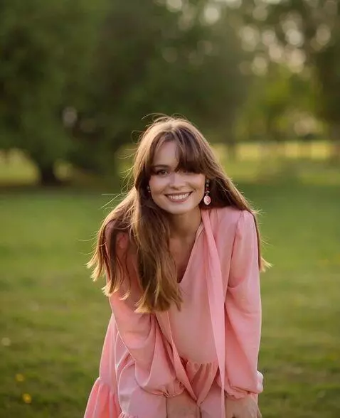 AI Video from prompt: the girl keeps her head straight and looks strai