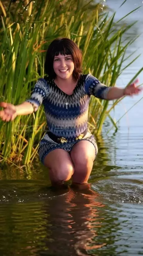 AI Video from prompt: The girl sitting on her heels and splashing wate