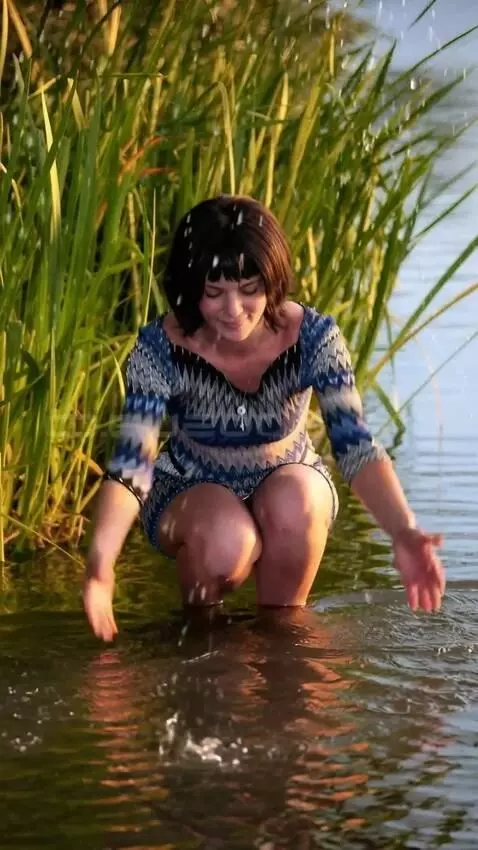 AI Video from prompt: a girl is squatting, suddenly catching and quick