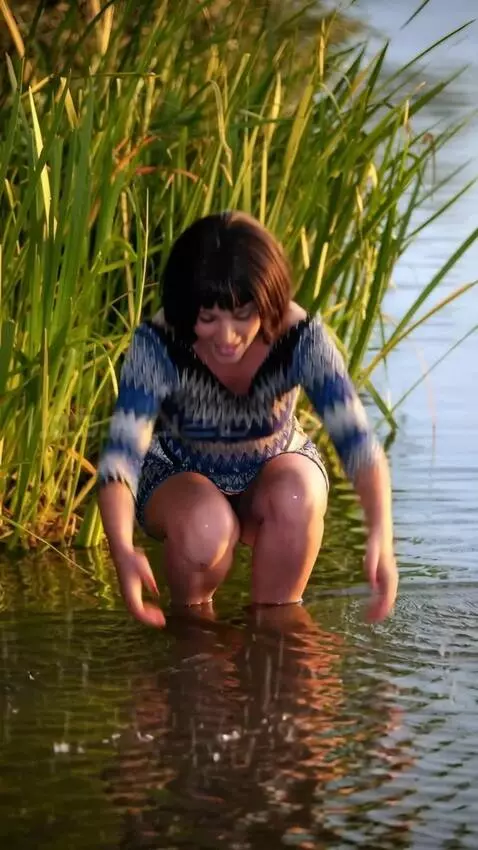 AI Video from prompt: A girl is squatting, surprised, as she quickly c