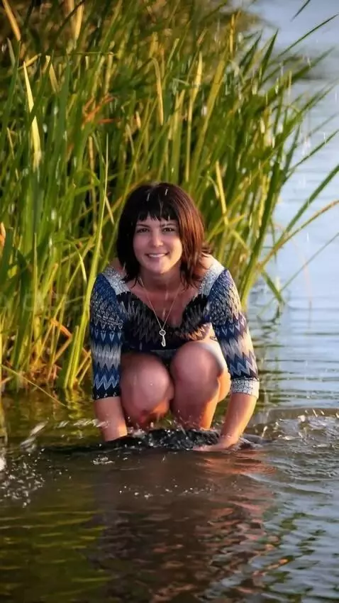 AI Video from prompt: a girl is crouching,catching and quickly pulling