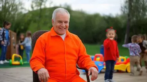 AI Video from prompt: [Scene: A old man, dressed in a bright [Scene: A