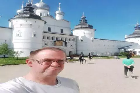 AI Video from prompt: Гуляет, идет и смотрит по сторонам