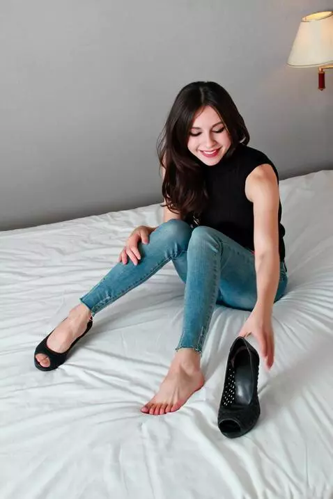 AI Video from prompt: A young woman in a black turtleneck and blue jea