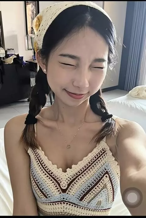 AI Video from prompt: The expression changed to rolling eyes and openi