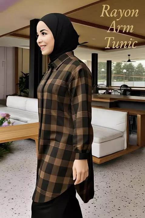AI Video from prompt: Wanita itu melangkah pelan sambil memutar tubuh 