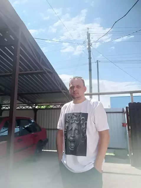 AI Video from prompt: На фотографии мужчина который стоит и в его рука