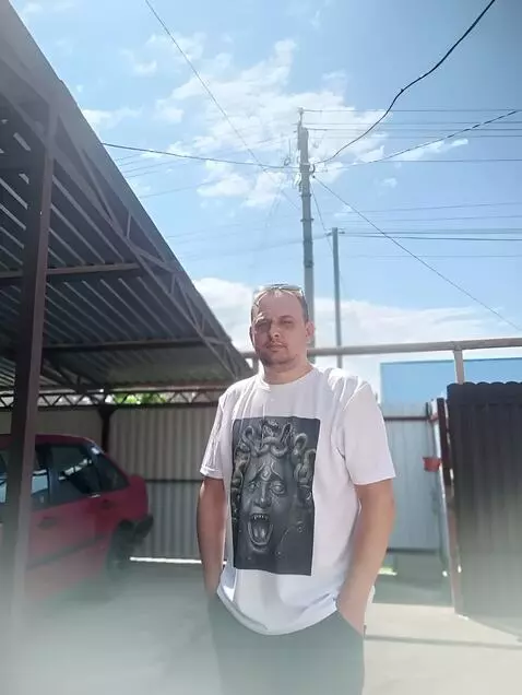 AI Video from prompt: Мужчина который на фотографии появляется на море