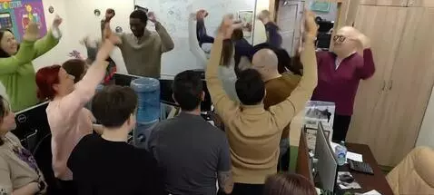AI Video from prompt: Эти люди подняли руки и танцуют