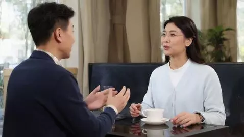 AI Video from prompt: два предпринимателя в диалоге.
– Молодой мужчина