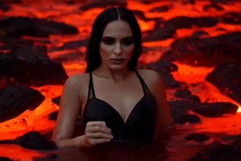 AI Video from prompt: A beautiful woman in a black bikini is bathing i