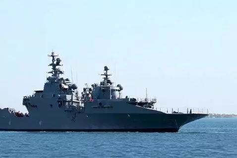 AI Video from prompt: зацикленное видео где пират стоит на палубе кора