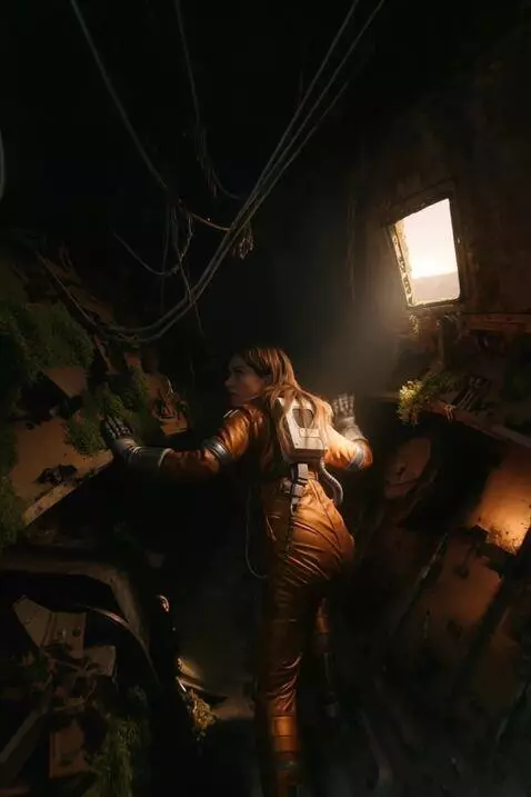 AI Video from prompt: A thriller scene. A woman in an orange spacesuit