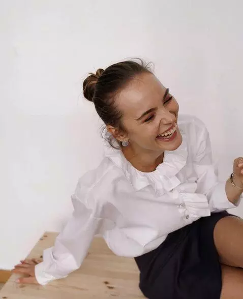 AI Video from prompt: the girl laughs