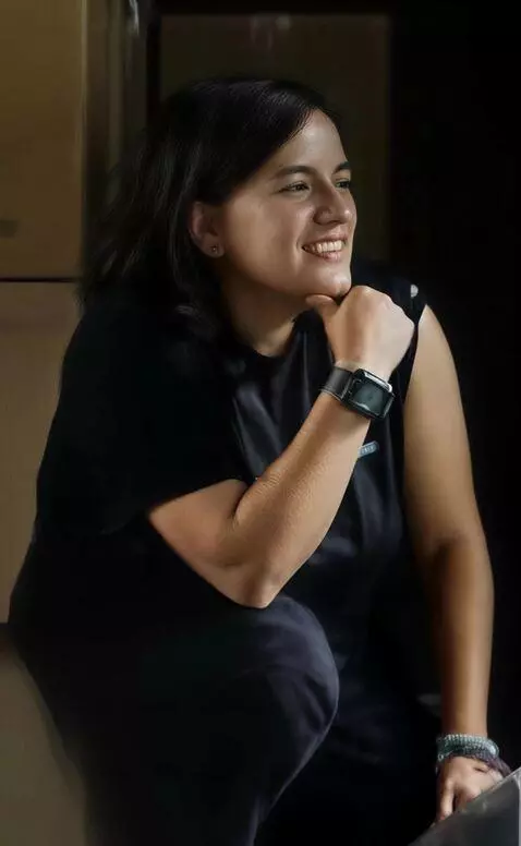 AI Video from prompt: She rolls her right shirt sleeve down and shows 