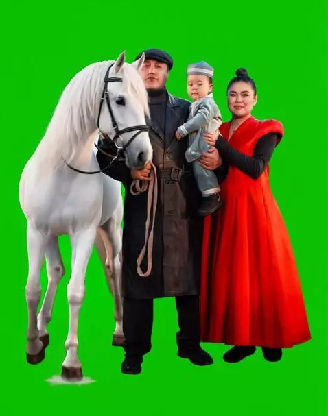 AI Video from prompt: The people must remain completely frozen and unc