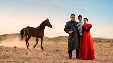 AI Video from prompt: The people must remain completely frozen and unc