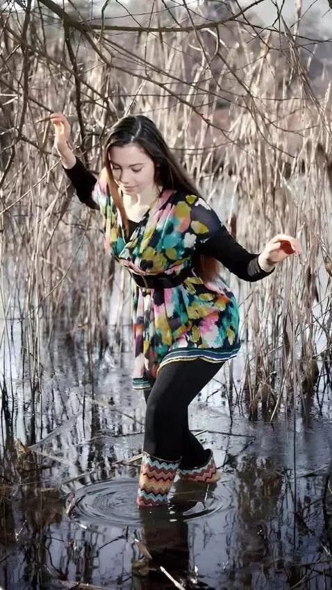 AI Video from prompt: the girl quickly grabbed a writhing moray eel fr