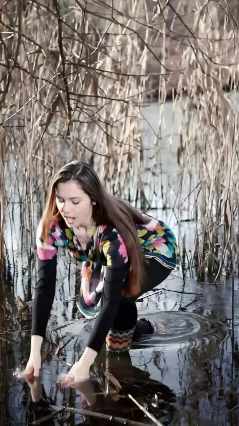 AI Video from prompt: a girl quickly grabs a large moray eel from the 